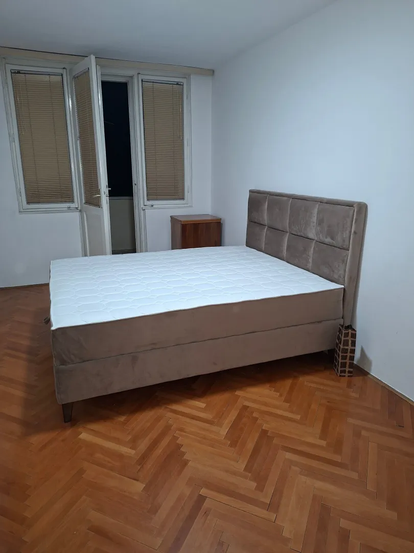 Bedroom with a double bed and parquet flooring.