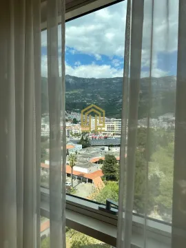 Pogled sa prozora na grad i planine kroz zavjese. - image 8