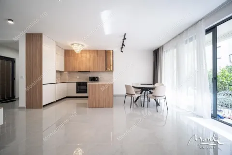 Moderna kuhinja sa drvenim elementima i trpezarijom. - image 4