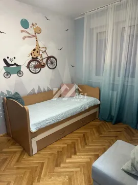Dečja spavaća soba sa krevetom i tapetama sa motivom životinja. - image 6