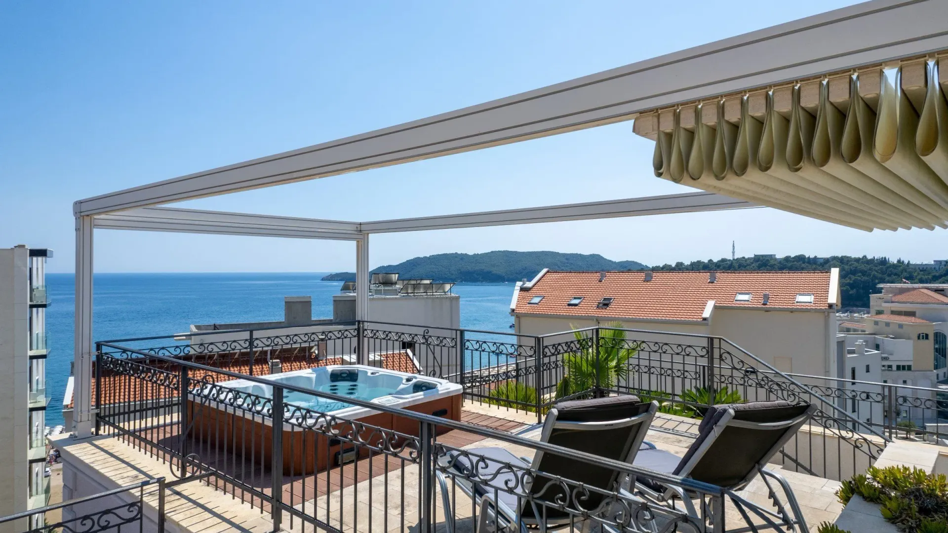 Sale, two bedroom apartment, 265m², Bečići, Budva