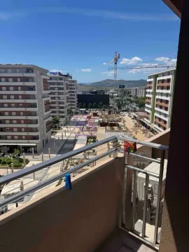 Pogled sa balkona na okolne zgrade i gradilište. - image 2