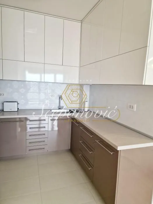 Izdavanje, trosoban stan, 105m², Centar, Novi Sad