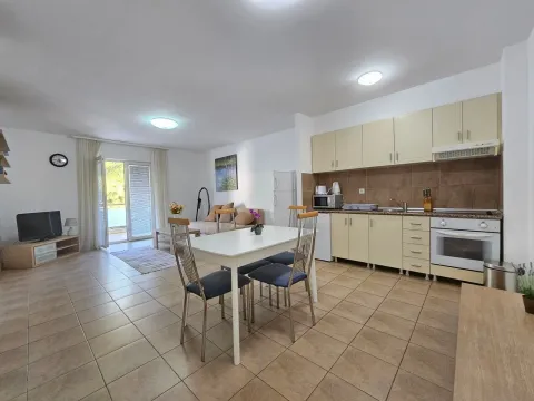 Sale, two bedroom apartment, 90m², Bečići, Budva - image 2