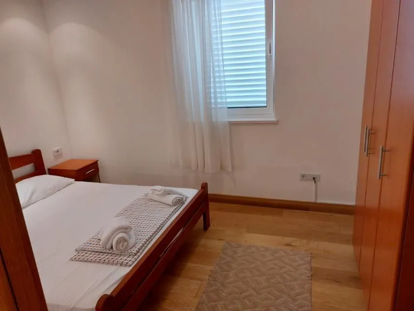 Jednostavna spavaća soba sa drvenim namještajem.