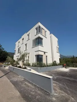 Spoljašnji izgled moderne višespratne zgrade sa uređenim dvorištem. - image 8