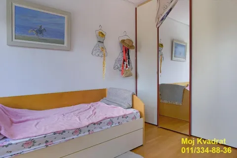 Nameštena spavaća soba sa krevetom i ugradnim ormarom sa ogledalom. - image 11