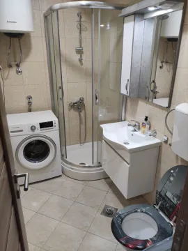 Manje kupatilo sa tuš-kabinom, umivaonikom i veš-mašinom. - image 8