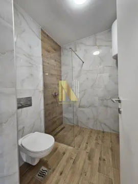 Moderno opremljeno kupatilo sa tuš kabinom i ugradnom šoljom. - image 5