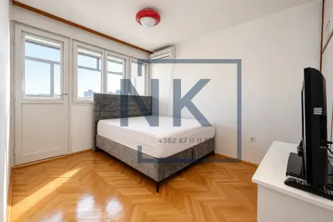 Spavaća soba sa bračnim krevetom, TV-om i izlazom na terasu. - image 3