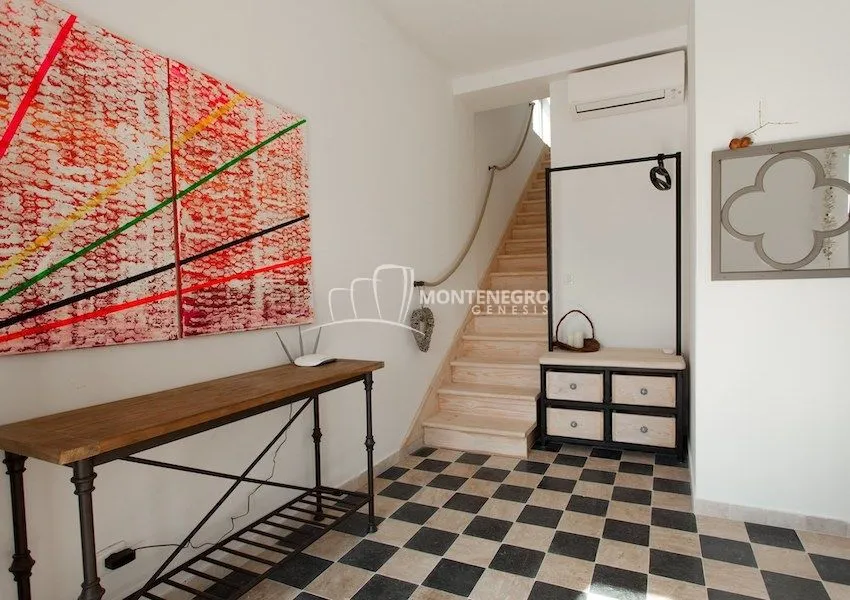 Prodaja, dvosoban stan, 110m², Risan, Kotor
