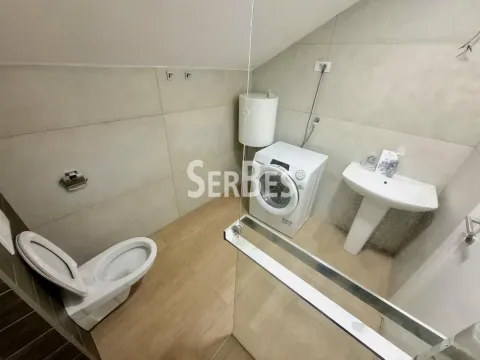 Kupatilo opremljeno sanitarijama, umivaonikom, veš mašinom i tuš kabinom. - image 13