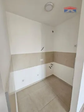 Prazan prostor predviđen za kuhinju sa priključcima za vodu i struju. - image 3
