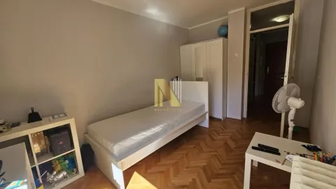 Manja spavaća soba sa krevetom, ormanom i drvenim podom. - image 14