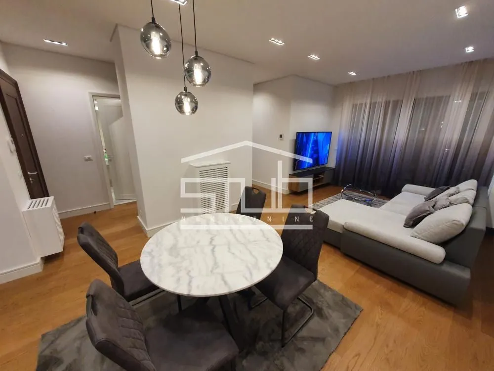 Izdavanje, trosoban stan, 88m², Savski Trg, Beograd