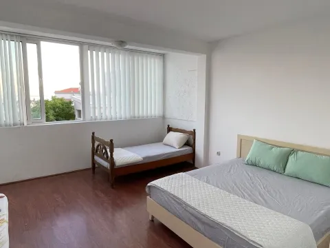 Izdavanje, trosoban stan, 55m², Lazi, Budva - image 2