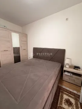 Namještena spavaća soba sa bračnim krevetom, plakarom i noćnim stočićem. - image 10