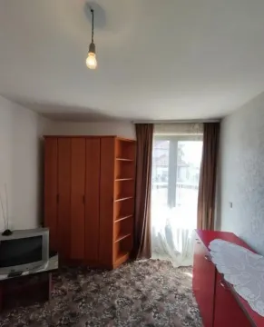 Manja spavaća soba sa ormanom, televizorom i prozorom sa zavesama. - image 13