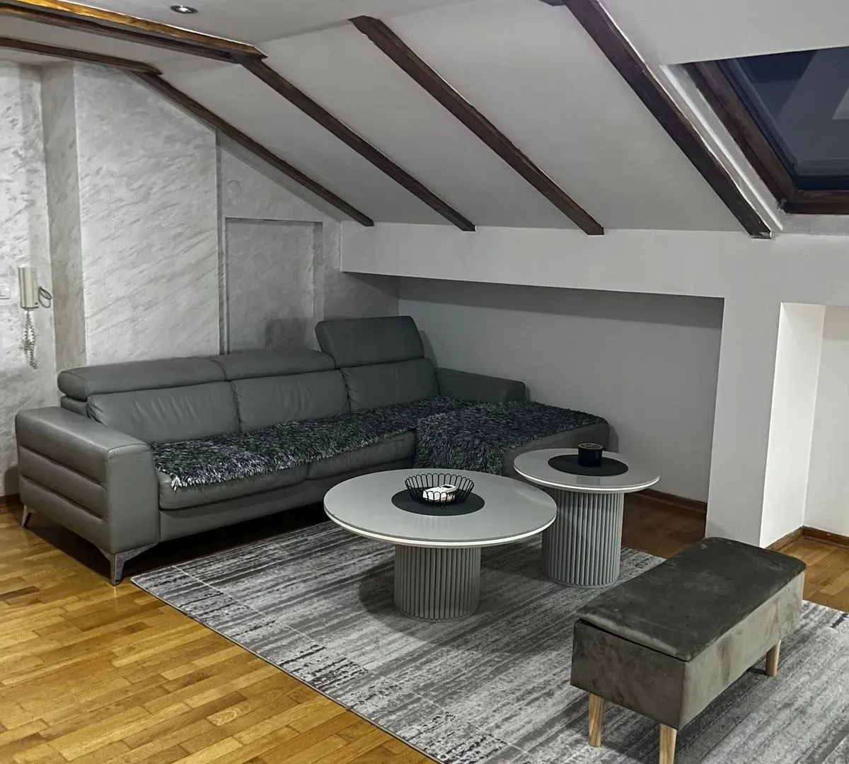 Izdavanje, dvosoban stan, 95m², Stari Aerodrom, Podgorica