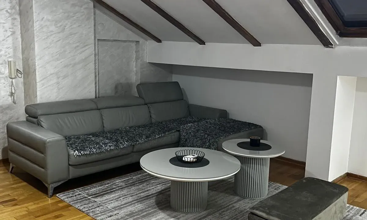 Izdavanje, dvosoban stan, 95m², Stari Aerodrom, Podgorica