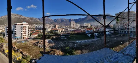 Pogled na grad i planine sa gradilišta. - image 3