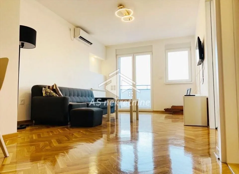 Rent, two bedroom apartment, 42m², Kalenić Pijaca, Vračar Sve Podlokacije
