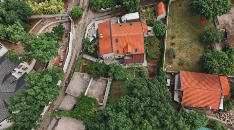 Pogled iz vazduha na kuću sa dvori nijom i zelenilom. - image 3