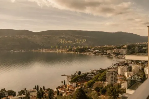 Pogled na more i grad sa terase. - image 2