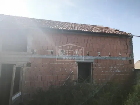 Pogled na spoljašnjost kuće u izgradnji sa ciglom i krovom. - image 11
