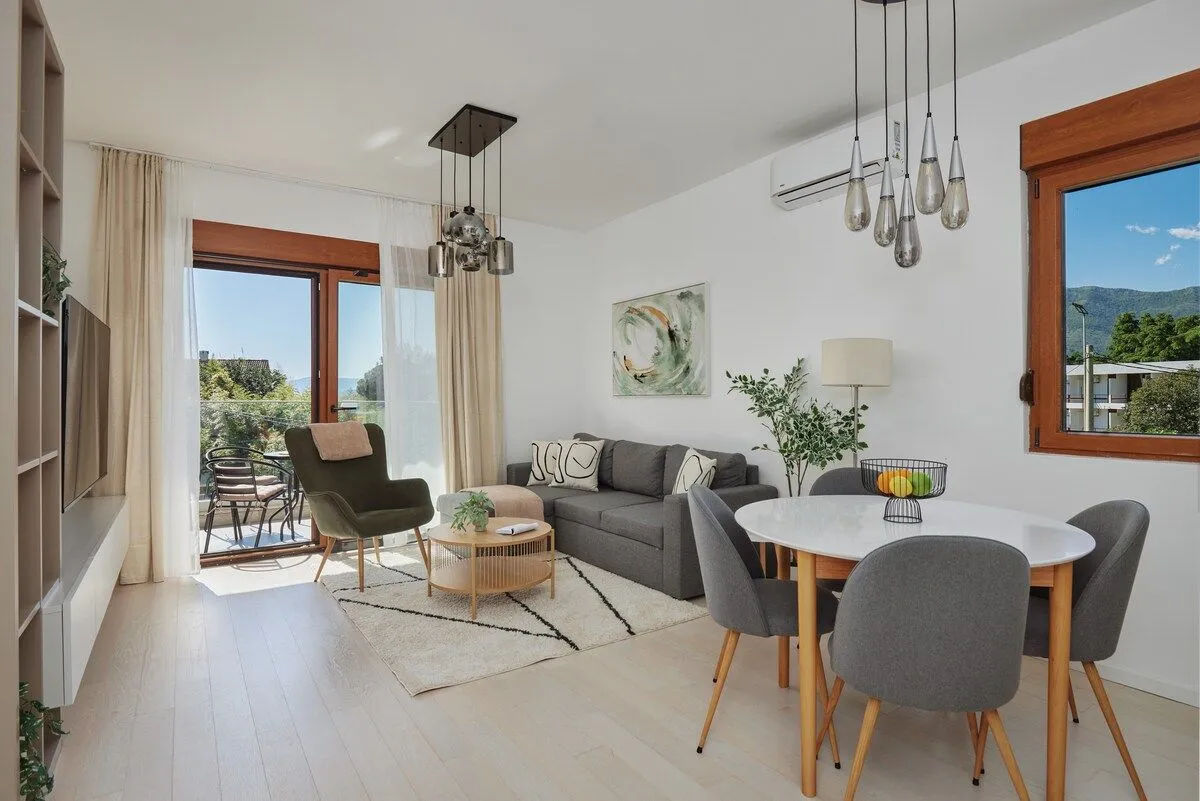Izdavanje, dvosoban stan, 70m², Tivat, Crna Gora