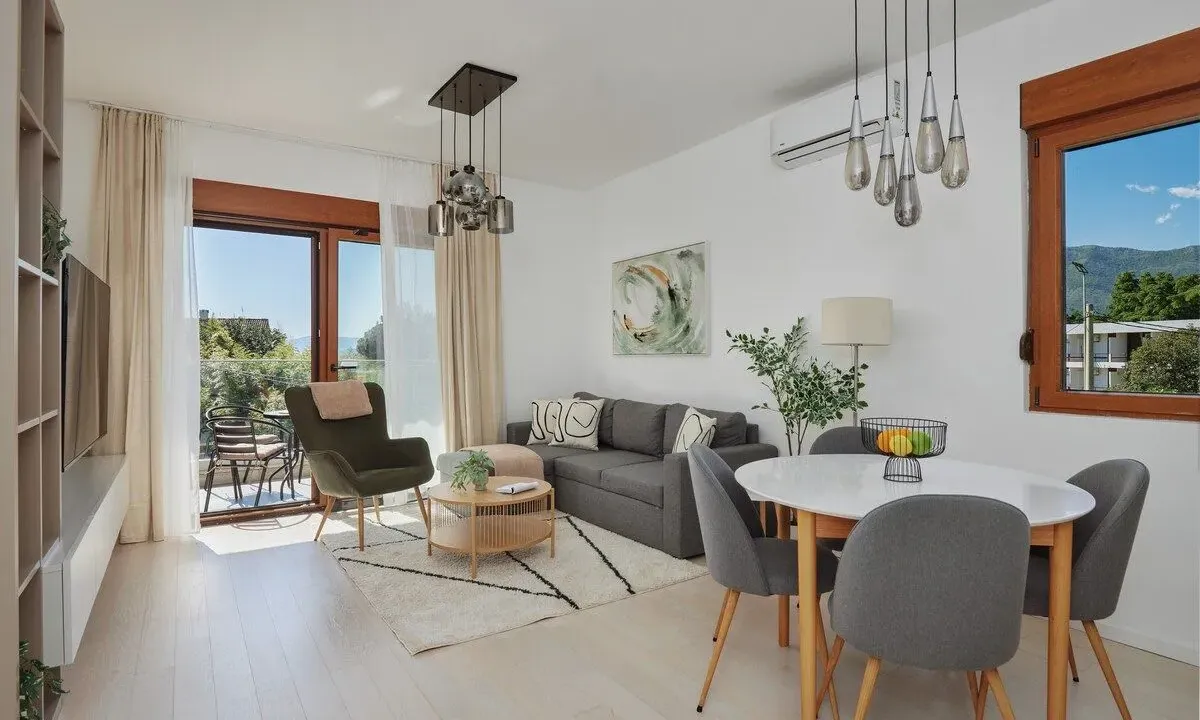 Izdavanje, dvosoban stan, 70m², Tivat, Crna Gora