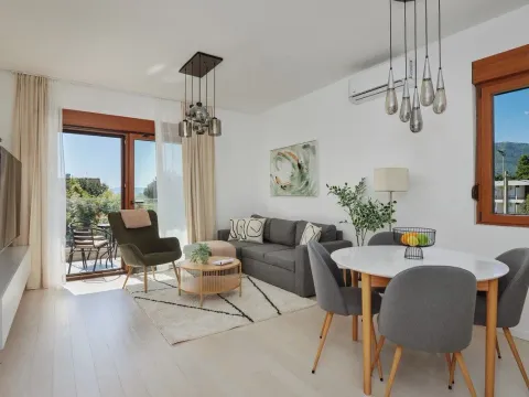 Izdavanje, dvosoban stan, 70m², Tivat, Crna Gora - image 1