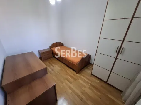 Manja spavaća soba sa krevetom, garderoberom i drvenim nameštajem. - image 14