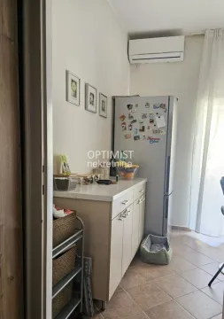 Deo kuhinje sa frižiderom, elementima i radnom površinom. - image 9