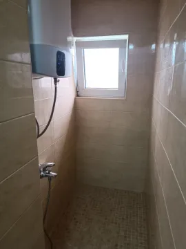 Dio kupatila sa tuš kabinom i bojlerom. - image 10