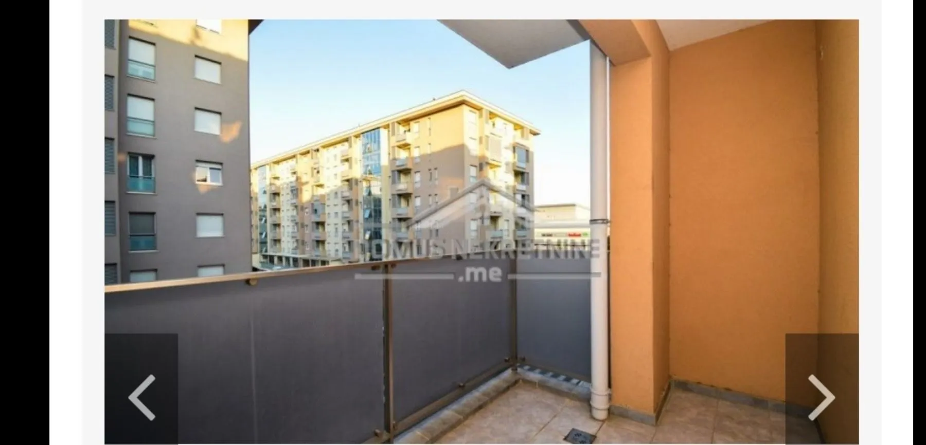 Balkon sa pogledom na okolne zgrade.
