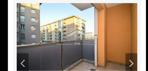 Balkon sa pogledom na okolne zgrade. - image 8