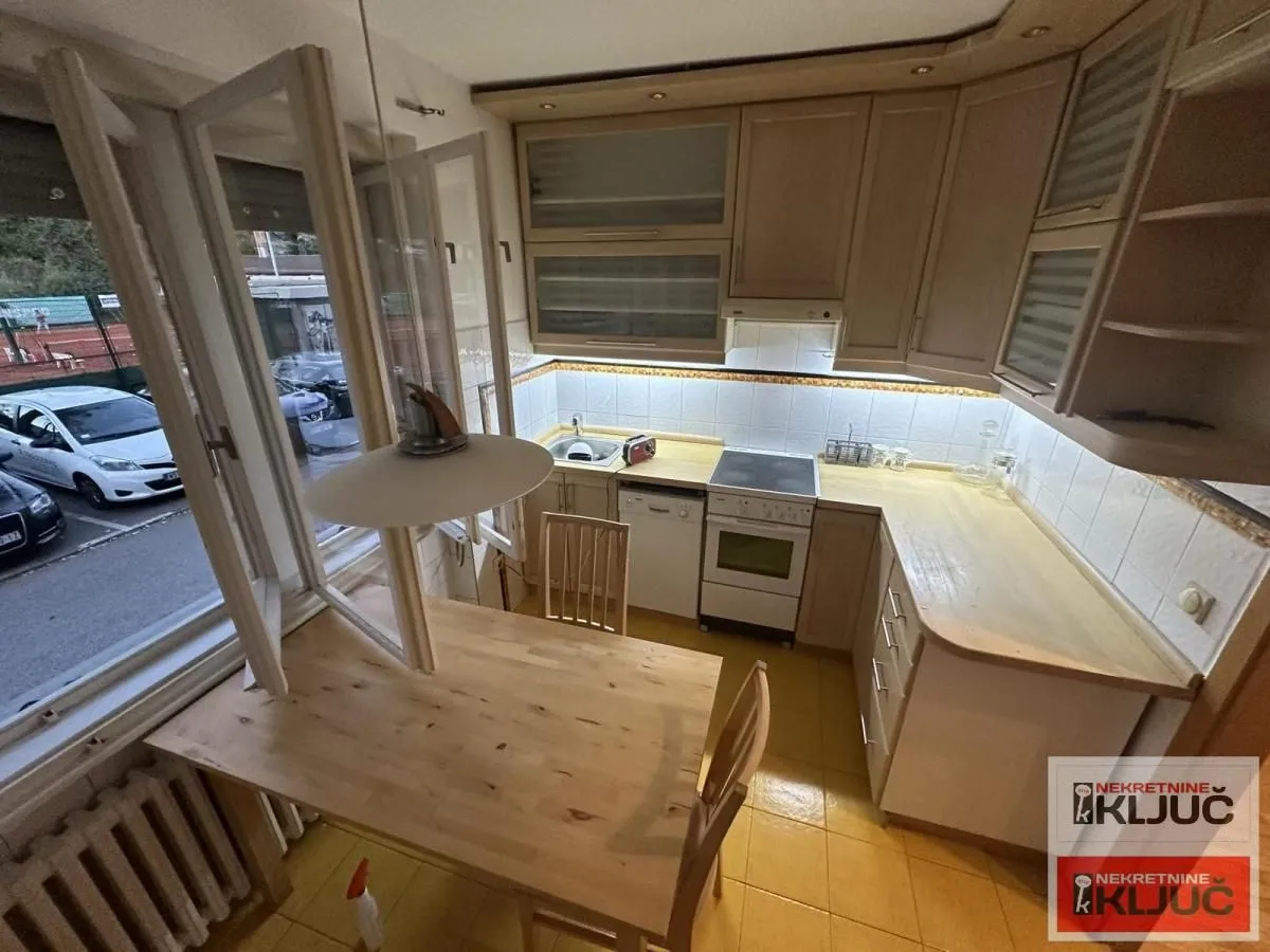 Izdavanje, dvosoban stan, 59m², Centar, Novi Sad