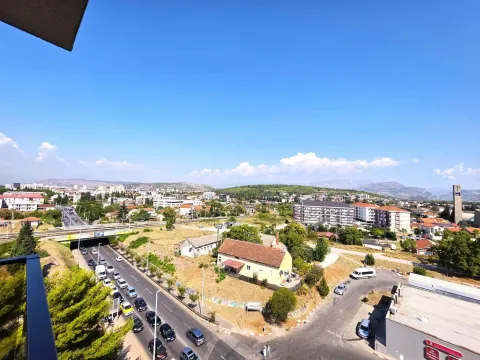 Pogled na grad sa terase nekretnine. - image 8