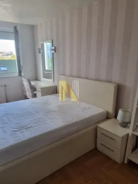 Nameštena spavaća soba sa bračnim krevetom, noćnim stočićem i radnim stolom sa ogledalom. - image 9