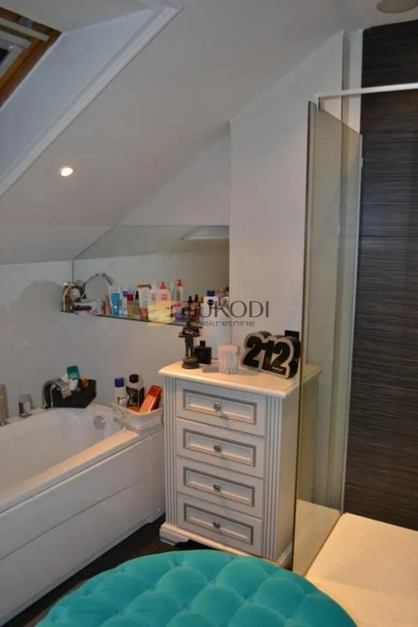 Prodaja, četvorosoban stan, 130m², Grbavica, Novi Sad Sve Podlokacije