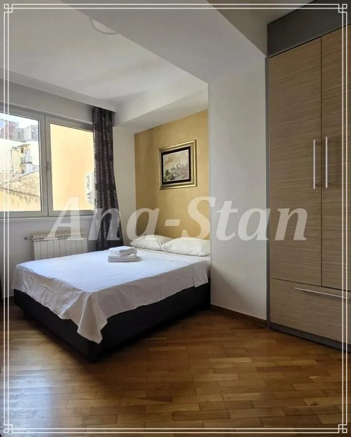 Izdavanje, trosoban stan, 89m², Savski Venac, Beograd