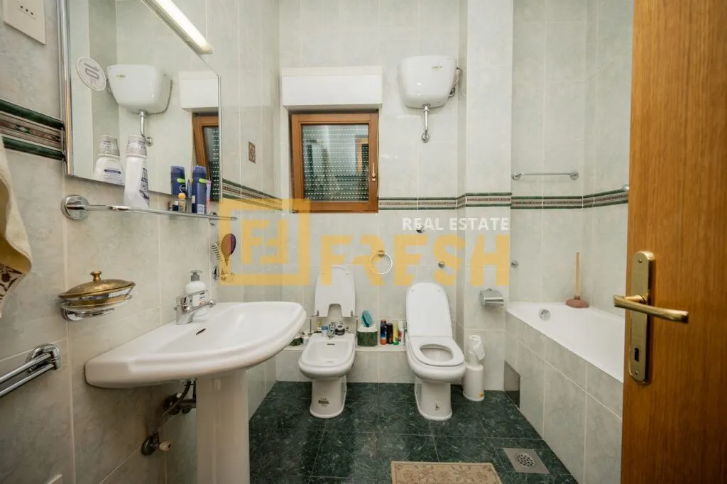 Izdavanje, trosoban stan, 140m², Gorica C, Podgorica
