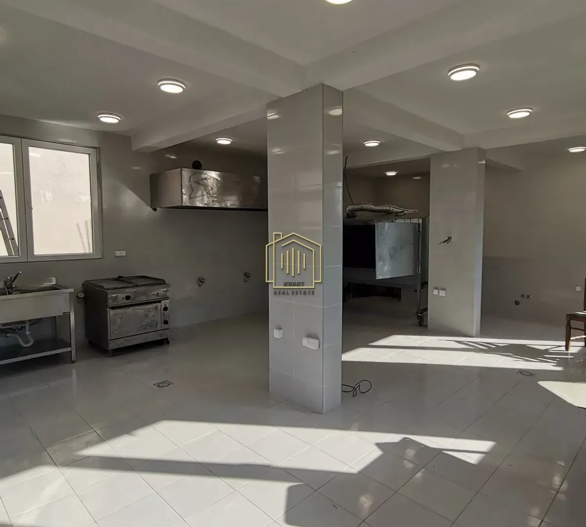 Izdavanje, poslovni prostor, 140m², Tološi, Podgorica