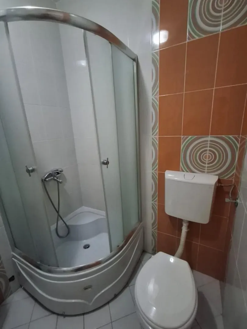 Bathroom with a shower cabin and a toilet.