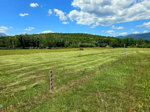 Pogled na zelenu parcelu sa drvećem u pozadini. - image 6