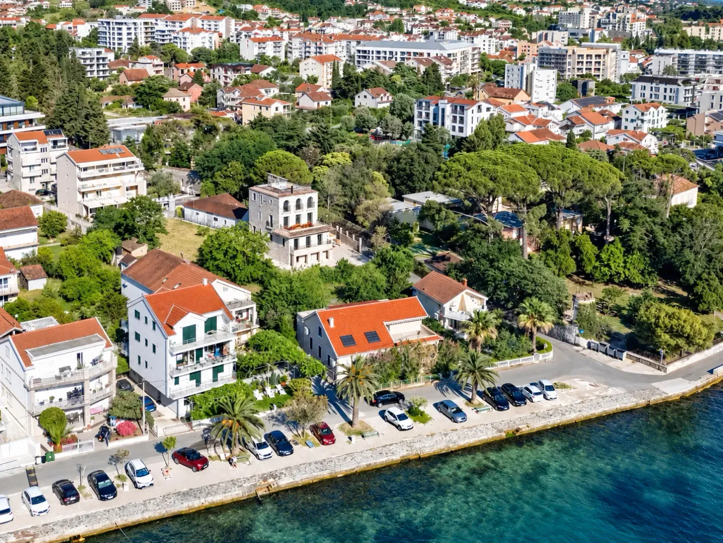 Pogled iz vazduha na priobalno naselje i more.