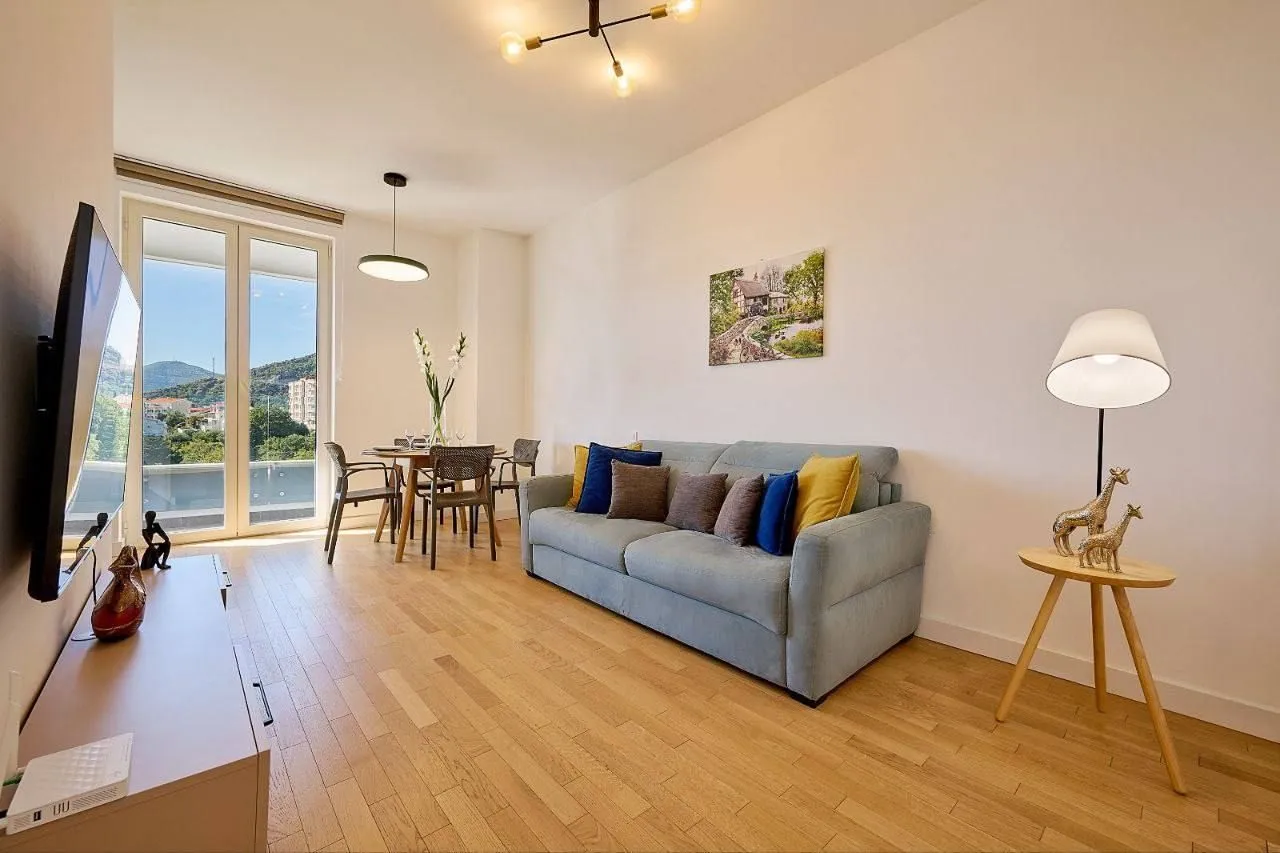 Rent, one bedroom apartment, 52m², Bečići, Budva