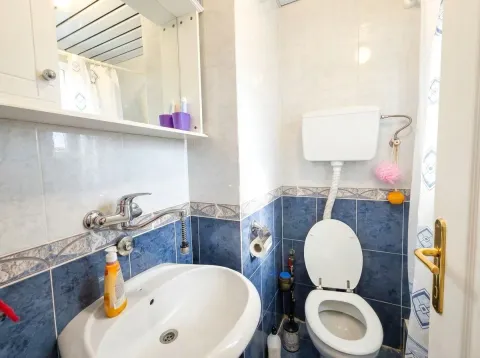 Manje kupatilo sa umivaonikom, ogledalom i WC šoljom. - image 10