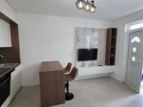 Rent, one bedroom apartment, 46m², Tivat, Crna Gora - image 5